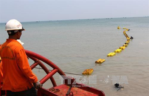 Cáp ngầm 22kV xuyên biển đưa điện lưới ra xã đảo .Ảnh: Văn Đức - TTXVN Cáp ngầm 22kV xuyên biển đưa điện lưới ra xã đảo .Ảnh: Văn Đức - TTXVN