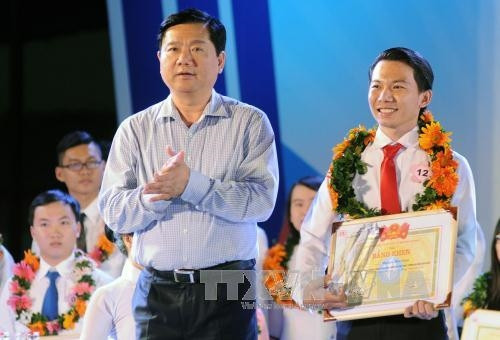 Bí thư Thành ủy Tp. Hồ Chí Minh Đinh La Thăng trao bằng khen và biểu trưng cho các sinh viên đạt danh hiệu “Sinh viên 5 tốt” cấp Trung ương năm 2016 tại buổi lễ. Ảnh: An Hiếu – TTXVN