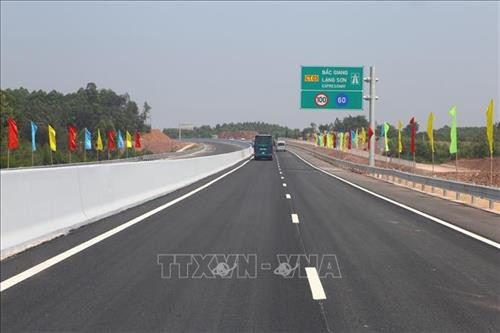 Tuyến đường cao tốc Bắc Giang - Lạng Sơn, đoạn tuyến Bắc Giang - Chi Lăng mới được hoàn thành. Ảnh: Minh Quyết - TTXVN