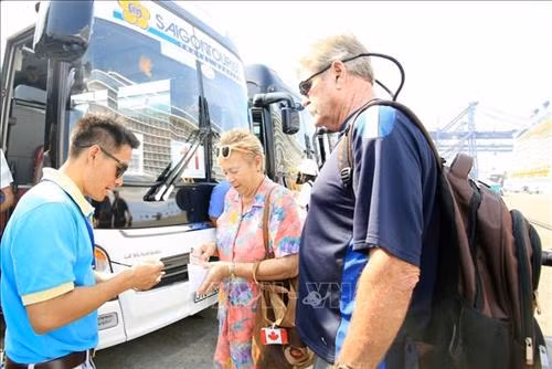 Du khách quốc tế trên du thuyền 5 sao Quantum of the Seas được hướng dẫn viên hỗ trợ thủ tục nhập cảnh. Ảnh: TTXVN phát