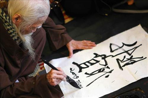 Nét bút đầu Xuân của ông đồ già. Ảnh: Thanh Tùng-TTXVN