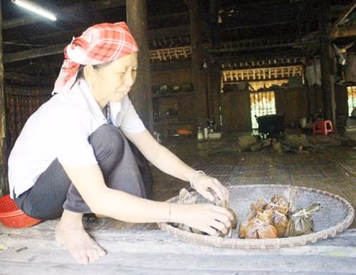 Bà Quản bày mẻ bánh chuối còn nóng hổi. Ảnh: baolaocai.vn