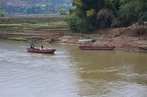 Nhiều tàu hút cát hoạt động trên đoạn sông Mã dài hơn 20 km từ thị trấn Chiềng Khương đến trung tâm huyện Sông Mã. Nhiều tàu hút cát hoạt động trên đoạn sông Mã dài hơn 20 km từ thị trấn Chiềng Khương đến trung tâm huyện Sông Mã.