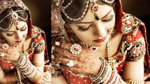 Nhảy múa: Nếu ai từng theo dõi điện ảnh Ấn Độ chắc chắn đều ấn tượng với những vũ điệu quyến rũ và lời hát truyền cảm được thể hiện trong bộ phim. Người Ấn Độ cho rằng trong phim mà không có nhảy múa thì giống như ăn cà-ri mà không có ớt, sẽ trở nên nhạt nhẽo, không hấp dẫn. Trong thực tế, mỗi vùng của Ấn Độ đều có điệu múa mang bản sắc riêng tạo nét đặc trưng cho mảnh đất này. Ảnh: Janoindia. Yoga: Yoga là một nghệ thuật cổ xưa, xuất phát từ vùng thượng du sông Hằng và các tu viện nằm dưới chân dãy Himalaya thuộc Ấn Độ. Khu vực này đều là những thành phố núi xa xôi, nhỏ bé nhưng lại thu hút không ít tín đồ yoga từ khắp nơi trên thế giới đổ về luyện tập. Ảnh: Janoindia. Thành viên tại các lớp học yoga phần nhiều là phụ nữ độc thân. Mọi người tham gia tập luyện đều có mong muốn tìm đến sự thanh tịnh trong tâm hồn. Học yoga không chỉ đơn thuần là học theo các động tác mà còn phải rèn luyện làm thế nào để gạt bỏ những suy nghĩ tiêu cực, bi quan trong lòng. Ảnh: Sikhdharma. Một tín đồ đã tập luyện yoga 16 năm tại một tu viện nổi tiếng bên sông Hằng cho biết: “Luyện yoga chính là khai thác những tố chất thần thánh nhất trong lòng của người ta, làm cho tâm hồn tràn đầy tình yêu và niềm vui”. Ảnh: Curejoy. Vẽ Henna: Henna là một loại cây có hoa được trồng tại những vùng khô hạn như châu Phi, Nam á và Bắc Australia. Henna được sử dụng làm thuốc nhuộm. Còn Henna Tattoo là tên gọi của hình thức nghệ thuật dùng Henna vẽ lên da người. Tại Ấn Độ, bạn có thể nhìn thấy những người chuyên vẽ Henna ở khắp nơi. Chỉ cần một tấm thảm trải dưới nền đất, bột Henna và những chiếc bút lông là người dân có thể hành nghề được. Ảnh: Janoindia. Không chỉ có ý nghĩa quan trọng trong những dịp lễ lớn, vẽ Henna còn là một phần không thể thiếu trong đám cưới truyền thống của người dân nơi đây. Henna là biểu tượng tình yêu giữa người vợ và chồng, người ta tin rằng nó sẽ đem lại nhiều điều may mắn. Cô dâu sẽ được vẽ tên của chú rể đan xen với những họa tiết phức tạp lên tay. Sau đó chú rể phải tìm cho ra tên mình trên bàn tay cô gái. Nếu tìm thấy, họ mới được thành thân. Ảnh: Janoindia. Theo tập tục địa phương, buổi tối trước khi cử hành hôn lễ, cô dâu bắt đầu được vẽ Hanna. Điều đặc biệt là người đặt nét vẽ đầu tiên sẽ là mẹ chồng tương lai của cô dâu. Với hình vẽ trên tay, cô dâu sẽ không phải làm bất cứ việc nhà nào và được cung phụng cho tới khi màu vẽ tự phai đi. Ảnh: Truephotography. Cricket: Bóng chày là một môn thể thao dùng gậy đánh bóng trên sân cỏ hình tròn. Nó còn tên gọi khác là bóng gậy, bản cầu hay mộc cầu...Ảnh: NYtimes. Tại Ấn Độ, cricket không chỉ là môn thể thao, mà còn là văn hóa, tấm thiệp ngoại giao của đất nước.Thậm chí người dân Ấn Độ dễ dành thiện cảm cho bất cứ quốc gia nào mang thông điệp ngoại giao đến với họ kèm theo một trận cricket. Ảnh: Janoindia. Lăng Taj Mahal: Taj Mahal là công trình kiến trúc nằm ở thành phố Agra, bang Uttar Pred.esh. Vào năm 1623, vua Shah Jahan quyết định xây dựng Taj Mahal để tưởng nhớ người vợ thứ ba, hoàng hậu Mumtaz Mahal. Bà đã qua đời khi sinh đứa con thứ 14 của họ ở tuổi 40. Khoảng 20.000 người đã làm việc suốt ngày đêm trong 22 năm (1632-1653) để hoàn tất lăng mộ khổng lồ này. Chi phí xây dựng Taj Mahal lên tới 320 triệu rupee (tương đương 1 tỷ USD thời đó). Ảnh: Wallpapers4u Đây là một trong 7 kỳ quan của thế giới, thậm chí chưa có công trình nào có thể vượt qua vẻ đẹp tuyệt diệu của lăng Taj Mahal theo đánh giá của một số sử gia phương Tây. Ảnh: Staticflickr.