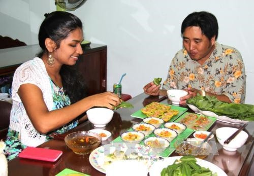 Khách nước ngoài thưởng thức món ăn Việt. Ảnh: Gia Thuận-TTXVN Khách nước ngoài thưởng thức món ăn Việt. Ảnh: Gia Thuận-TTXVN