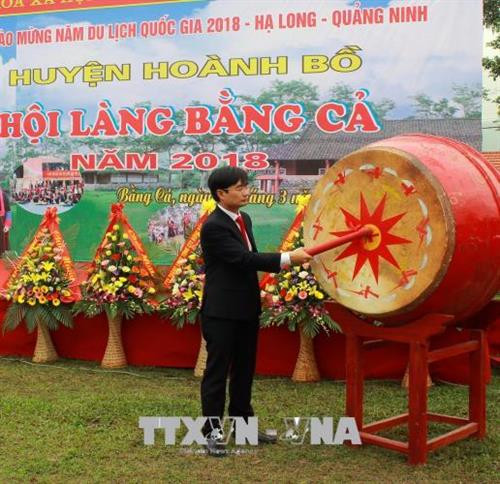 Bí thư Huyện ủy Hoành Bồ Nguyễn Anh Tú đánh trống khai hội làng người Dao. Ảnh: Văn Đức - TTXVN Bí thư Huyện ủy Hoành Bồ Nguyễn Anh Tú đánh trống khai hội làng người Dao. Ảnh: Văn Đức - TTXVN