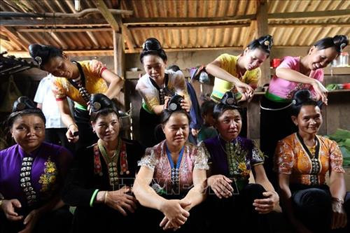 Trang điểm trong ngày lễ hội. Ảnh: Phan Tuấn Anh - TTXVN