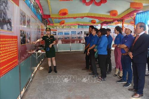 Các đại biểu tham quan khu trưng bày truyền thống mặt trận Tây Nguyên và di tích lịch sử Sở chỉ huy – Nơi công bố Quyết định thành lập Quân đoàn 3. Ảnh: Hoài Thu – TTXVN Các đại biểu tham quan khu trưng bày truyền thống mặt trận Tây Nguyên và di tích lịch sử Sở chỉ huy – Nơi công bố Quyết định thành lập Quân đoàn 3. Ảnh: Hoài Thu – TTXVN