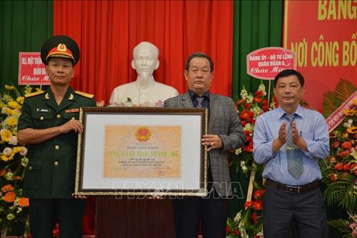 Trao bằng xếp hạng di tích. Ảnh: Hoài Thu – TTXVN Trao bằng xếp hạng di tích. Ảnh: Hoài Thu – TTXVN