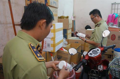 Lực lượng quản lý thị trường Long An kiểm tra hàng hóa bày bán trên thị trường. Nguồn: Báo Long An online