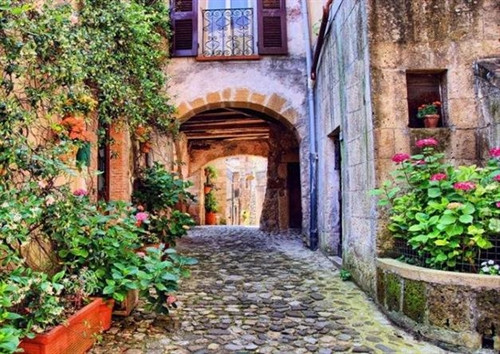 1. Đường phố ở thị trấn Spello Spello là một thị trấn nhỏ dễ thương với các kiến trúc thời Trung cổ và Phục hưng. Những hẻm nhỏ lát đá sỏi hoặc những cây cầu bằng đá nhỏ. 2. Galuppi, Burano, Ý Burano là một hòn đảo nhỏ nằm trong đầm phá Venice, nơi nổi tiếng với những ngôi nhà đủ màu sắc! 3. Corso Santa Anastasia, Verona, Ý Trong mỗi thị trấn lớn nhỏ, bạn có thể tìm thấy những con đường có bán đủ thứ và làm bạn kinh ngạc bởi kiến trúc quá đẹp của chúng. 4. Dolceacqua, Liguria. Con đường ở Dolceacqua này là một ví dụ điển hình của đường phố Ý, vì nó có sự pha trộn hoàn hảo các chi tiết mộc mạc. 5. Amalfi, Campania Amalfi là một điểm đến rất phổ biến, đặc biệt vào mùa hè nhờ có bờ biển dài và những con đường cực kỳ đẹp. 6. Đường Monte Pertica ở Alberobello, tỉnh Bari Đường Monte Pertica không có gì ngoài sự thôi miên, mọi thứ đều khiến bạn không thể rời mắt được. 7. Sorno, Tuscany Sorno sẽ là một con đường nữa ở Ý được trang trí bằng hoa và chậu hoa. Chúng sẽ làm bạn phải mỉm cười thích thú. 8. Molfetta, Puglia Con đường ở Molfetta là sự kết hợp giữa hiện đại và mộc mạc làm say đắm bất kỳ du khách nào. 9. Caruggi, Liguria Đường phố ở Caruggi ẩn rất nhiều cầu thang thách thức bất kỳ du khách nào. Dù vậy dừng lo lắng vì có rất nhiều quán cà phê để bạn dừng chân khi cần. 10. Bassiano, Lazio Bassiano là một khu phố nhỏ với những bức tường đá tạo cảm giác mát rượi. 1. Đường phố ở thị trấn Spello Spello là một thị trấn nhỏ dễ thương với các kiến trúc thời Trung cổ và Phục hưng. Những hẻm nhỏ lát đá sỏi hoặc những cây cầu bằng đá nhỏ. 2. Galuppi, Burano, Ý Burano là một hòn đảo nhỏ nằm trong đầm phá Venice, nơi nổi tiếng với những ngôi nhà đủ màu sắc! 3. Corso Santa Anastasia, Verona, Ý Trong mỗi thị trấn lớn nhỏ, bạn có thể tìm thấy những con đường có bán đủ thứ và làm bạn kinh ngạc bởi kiến trúc quá đẹp của chúng. 4. Dolceacqua, Liguria. Con đường ở Dolceacqua này là một ví dụ điển hình của đường phố Ý, vì nó có sự pha trộn hoàn hảo các chi tiết mộc mạc. 5. Amalfi, Campania Amalfi là một điểm đến rất phổ biến, đặc biệt vào mùa hè nhờ có bờ biển dài và những con đường cực kỳ đẹp. 6. Đường Monte Pertica ở Alberobello, tỉnh Bari Đường Monte Pertica không có gì ngoài sự thôi miên, mọi thứ đều khiến bạn không thể rời mắt được. 7. Sorno, Tuscany Sorno sẽ là một con đường nữa ở Ý được trang trí bằng hoa và chậu hoa. Chúng sẽ làm bạn phải mỉm cười thích thú. 8. Molfetta, Puglia Con đường ở Molfetta là sự kết hợp giữa hiện đại và mộc mạc làm say đắm bất kỳ du khách nào. 9. Caruggi, Liguria Đường phố ở Caruggi ẩn rất nhiều cầu thang thách thức bất kỳ du khách nào. Dù vậy dừng lo lắng vì có rất nhiều quán cà phê để bạn dừng chân khi cần. 10. Bassiano, Lazio Bassiano là một khu phố nhỏ với những bức tường đá tạo cảm giác mát rượi.