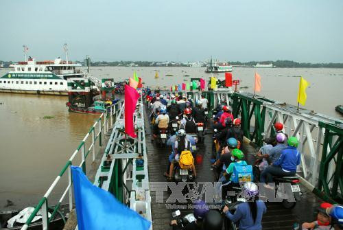 Người dân qua phà Cát Lái, quận 2, Thành phố Hồ Chí Minh để về Đồng Nai, Vũng Tàu mỗi lúc một đông. Ảnh: Mạnh Linh-TTXVN