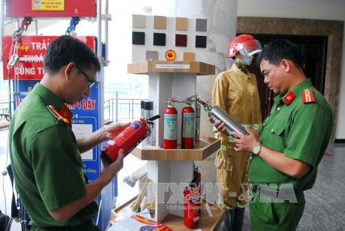 Khách tham dự Hội nghị tham quan khu vực giới thiệu về các tiết bị PCCC. Ảnh: Mạnh Linh-TTXVN Khách tham dự Hội nghị tham quan khu vực giới thiệu về các tiết bị PCCC. Ảnh: Mạnh Linh-TTXVN