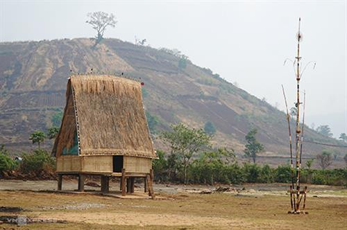 Nhà rông dưới chân núi lửa Chư Đăng Ya. Ảnh: Phong Vinh.
