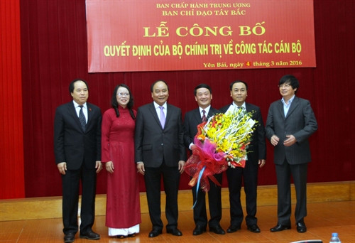 Phó Thủ tướng Chính phủ Nguyễn Xuân Phúc và các đồng chí trong Ban Chỉ đạo Tây Bắc tặng hoa chúc mừng đồng chí Hầu A Lềnh tại buổi lễ. Ảnh: Thế Duyệt – TTXVN