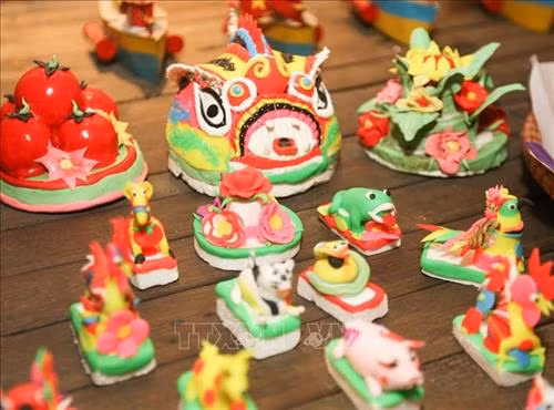 Đồ chơi truyền thống được trưng bày gợi nhớ tới mỗi mùa trung thu xưa. Ảnh: Thanh Tùng - TTXVN