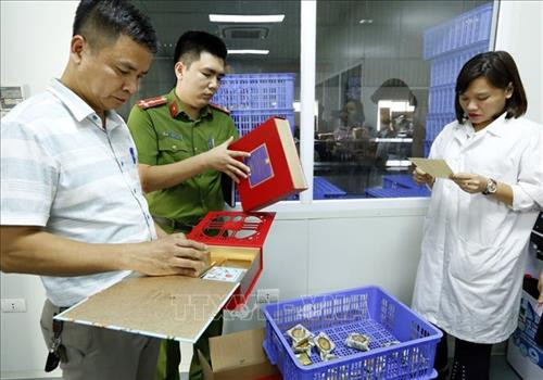Đoàn liên ngành thanh tra, kiểm tra một cơ sở sản xuất, chế biến, kinh doanh bánh Trung thu . Ảnh: Dương Ngoc - TTXVN. Đoàn liên ngành thanh tra, kiểm tra một cơ sở sản xuất, chế biến, kinh doanh bánh Trung thu . Ảnh: Dương Ngoc - TTXVN.