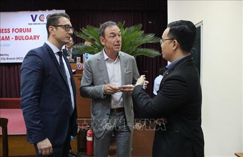 Các đại biểu trao đổi thông tin bên lề Diễn đàn. Ảnh: Xuân Anh – TTXVN