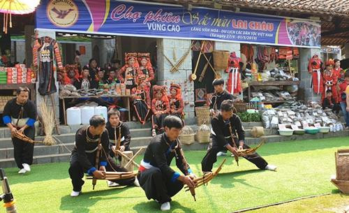 Đồng bào các dân tộc giới thiệu những điệu múa truyền thống tại phiên chợ. Ảnh: Hoàng Hải. Đồng bào các dân tộc giới thiệu những điệu múa truyền thống tại phiên chợ. Ảnh: Hoàng Hải.