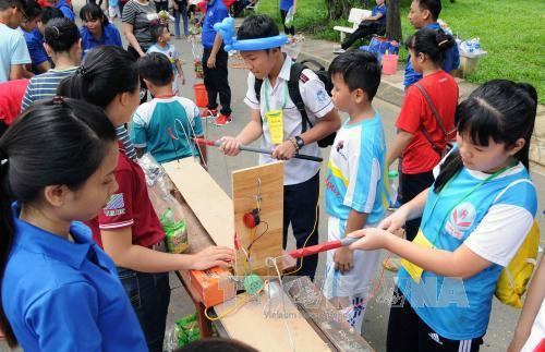 Thiếu nhi tham gia sân chơi khoa học vui tại công viên Khánh Hội,quận 4. Ảnh: An Hiếu – TTXVN