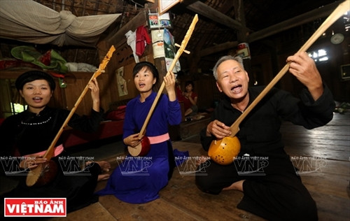 Trong những ngày vui, ngày mùa, gia đình nghệ nhân Hà Thuấn thường quây quần đông vui như một câu lạc bộ về hát Then.