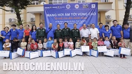 Cán bộ, chiến sĩ Đoàn Kinh tế - Quốc phòng 4 phối hợp tặng quà cho các em học sinh và khám, phát thuốc miễn phí cho đồng bào dân tộc ở xã Na Ngoi, huyện Kỳ Sơn. Ảnh: Trần Việt