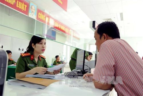 Hướng dẫn, tiếp nhận, giải quyết hồ sơ của doanh nghiệp đăng ký PCCC. Ảnh: An Hiếu - TTXVN Hướng dẫn, tiếp nhận, giải quyết hồ sơ của doanh nghiệp đăng ký PCCC. Ảnh: An Hiếu - TTXVN
