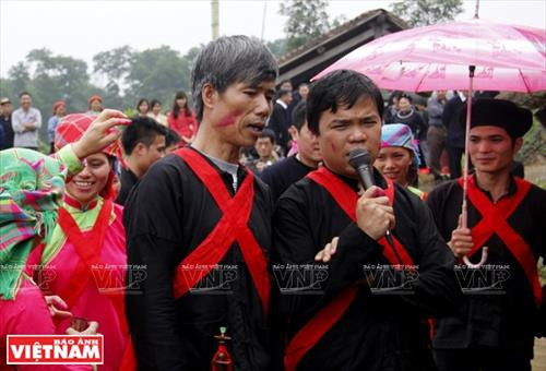 Sợi dây hồng cùng bàn lễ bày ngay trước cửa nhà gái để chuẩn bị đón nhà trai sang rước dâu. Rượu, nước lã và mấy cái chén làm bằng thân tre đặt trên bàn lễ. Nhà trai trên đường đi tới nhà gái đón dâu. Đội pí lè trong đoàn đón dâu của nhà trai. Đoàn rước dâu vừa đi vừa nổi nhạc thể hiện niềm vui mừng. Nhà gái hát đối khi nhà trai tới đón dâu Nhà trai hát đối lại. Gia đình nhà gái bôi phẩm đỏ lên mặt các thành viên trong đoàn nhà trai. Nhà trai trao lễ vật ngày cưới cho nhà gái. Sợi dây hồng cùng bàn lễ bày ngay trước cửa nhà gái để chuẩn bị đón nhà trai sang rước dâu. Rượu, nước lã và mấy cái chén làm bằng thân tre đặt trên bàn lễ. Nhà trai trên đường đi tới nhà gái đón dâu. Đội pí lè trong đoàn đón dâu của nhà trai. Đoàn rước dâu vừa đi vừa nổi nhạc thể hiện niềm vui mừng. Nhà gái hát đối khi nhà trai tới đón dâu Nhà trai hát đối lại. Gia đình nhà gái bôi phẩm đỏ lên mặt các thành viên trong đoàn nhà trai. Nhà trai trao lễ vật ngày cưới cho nhà gái.