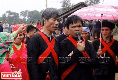 Sợi dây hồng cùng bàn lễ bày ngay trước cửa nhà gái để chuẩn bị đón nhà trai sang rước dâu. Rượu, nước lã và mấy cái chén làm bằng thân tre đặt trên bàn lễ. Nhà trai trên đường đi tới nhà gái đón dâu. Đội pí lè trong đoàn đón dâu của nhà trai. Đoàn rước dâu vừa đi vừa nổi nhạc thể hiện niềm vui mừng. Nhà gái hát đối khi nhà trai tới đón dâu Nhà trai hát đối lại. Gia đình nhà gái bôi phẩm đỏ lên mặt các thành viên trong đoàn nhà trai. Nhà trai trao lễ vật ngày cưới cho nhà gái.