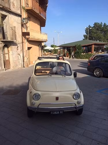 Trong phim "Bố già" của nhà văn Mario Puzo, thị trấn Modica ở vùng Sicily là quê hương của nhân vật ông trùm mafia Vito Corleone. Ảnh: Pinimg. Du khách đến thị trấn thường ăn bánh quy ngọt và uống Granitas tại quán bar Vitelli, nơi nhân vật Michael Corleone từng ngồi, khi về quê cha để lẩn trốn sự truy đuổi. Ảnh: James Dunn/Daily Mail. Quán bar trong phim và ngoài đời thực không có sự khác biệt, bên ngoài được phủ xanh bằng giàn cây leo. Ảnh: Shutterstock/Goran Vrhovac. Một cảnh trong phim "Bố già". Trong phim, Michael Corleone cùng các bạn của mình đến quán bar để xin cưới con gái chủ quán, người anh đã yêu ngay lần đầu gặp trên một con đường làng. Ảnh: Paramount Pictures/REX/Shutterstock. Từ bar Vitelli, du khách có thể nhìn thấy nhà thờ Savoca, nơi đạo diễn Francis Ford Coppola quay cảnh đám cưới của Michael Corleone và người vợ đầu tiên. Ảnh: Shutterstock/Anadman BVBA. Nhờ những cảnh quay trong bộ phim huyền thoại, Sicily trở thành thỏi nam châm thu hút du khách từ khắp nơi trên thế giới đổ về. Ảnh: James Dunn/Daily Mail. Nhiều du khách thích thú khi được thuê lái những chiếc xe hơi cổ đến núi Etna, ngọn núi lửa nổi tiếng của hòn đảo và ghé thăm những vườn nho trong vùng. Ảnh: James Dunn/Daily Mail. Người dân Sicily ưu ái dành tình cảm cho đạo diễn Francis Ford Coppola bằng một bức tượng kim loại hình ông bên máy quay phim. Phía xa là nhà thờ Santa Maria Degli Angeli, nơi quay cảnh ông trùm Michael Corleone kết hôn với người vợ đầu tiên. Ảnh: James Dunn/Daily Mail. Cảnh quan vùng Sicily giữ được nét trầm mặc, yên tĩnh và có phần bí hiểm, giống như những gì đã xuất hiện trên phim cách đây hơn 40 năm. Ảnh: Shutterstock/Nikiforov Alexander. Một địa điểm nổi tiếng khác ở Sicily là nơi nhân vật Vito Corleone sinh ra, xuất hiện trong "Bố già" phần III. Ảnh: James Dunn/Daily Mail. Ngoài khu nội thất sang trọng, bên ngoài biệt thự là khu vực ăn uống mở. Du khách có thể thưởng thức rượu vang và món ăn ngon của địa phương vào những buổi chiều nắng nóng. Ảnh: James Dunn/Daily Mail. Không gian mở hướng ra biển mang lại cảm giác thư giãn yên tĩnh. Ảnh: James Dunn/Daily Mail. Sau chuyến thăm các địa danh xuất hiện trong phim, du khách có thể ghé một nhà hát cổ tuyệt đẹp nằm trên quả đồi nhỏ nhìn ra vịnh. Ảnh: Shutterstock/Arts lllustrated Studios.