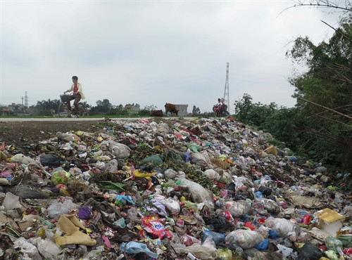 Bãi rác tự phát hình thành ngay tại mái và chân đê Hồng Hà 2 thuộc địa phận xã Tân Lập (huyện Vũ Thư). Bãi rác tự phát hình thành ngay tại mái và chân đê Hồng Hà 2 thuộc địa phận xã Tân Lập (huyện Vũ Thư).