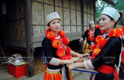 Các cô gái trong bản chuẩn bị lễ vật giúp gia đình cô dâu.