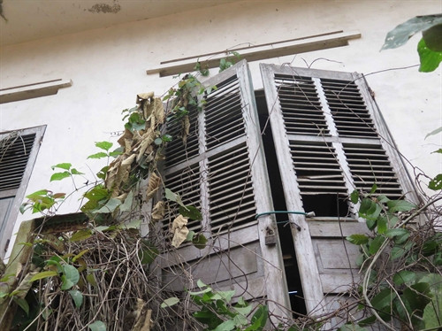 Trạm bơm bỏ hoang bị cỏ mọc che lấp. Trạm bơm bỏ hoang bị cỏ mọc che lấp.