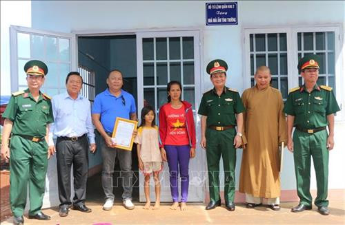 Trao nhà cho bà con nghèo vùng biên. Ảnh: K GỬIH -TTXVN Trao nhà cho bà con nghèo vùng biên. Ảnh: K GỬIH -TTXVN