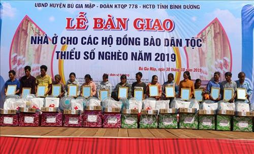Quang cảnh buổi lễ trao nhà và quà cho bà con nghèo vùng biên. Ảnh: K GỬIH –TTXVN Quang cảnh buổi lễ trao nhà và quà cho bà con nghèo vùng biên. Ảnh: K GỬIH –TTXVN