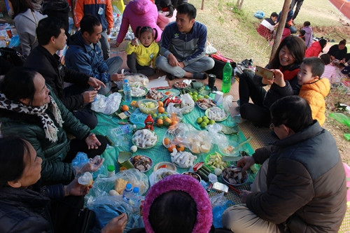 Phần đông du khách đến hội chùa Bắc Nga đều tổ chức mua thịt lợn quay và các đồ ăn dân dã khác, tập trung thành từng nhóm trên các sườn đồi, bãi sông để vừa ngắm cảnh hội vừa thưởng thức thịt lợn quay. Khi quay phải quay đều tay, quá trình quay một chú lợn mất khoảng hai đến ba tiếng, tùy theo trọng lượng. Trước khi quay lợn, bên trong bụng lợn được tẩm ướp gia vị mặn ngọt và được nhồi lá mắc mật - một loại nguyên liệu làm nên hương vị thơm ngon cho thịt. Thịt lợn được các chủ quán nhập về là những chú lợn được nuôi tại bản nên thịt rất chắc và thơm ngon. Du khách đến chùa Bắc Nga thường mua thịt lợn quay để vừa ngắm cảnh hội vừa thưởng thức đặc sản ẩm thực Xứ Lạng.