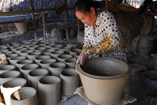 Các sản phẩm đều được làm thủ công dưới đôi tay khéo léo của người thợ. Các sản phẩm đều được làm thủ công dưới đôi tay khéo léo của người thợ.