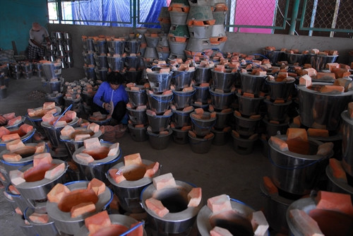 Công đoạn gia công để hoàn thiện sản phẩm. Công đoạn gia công để hoàn thiện sản phẩm.