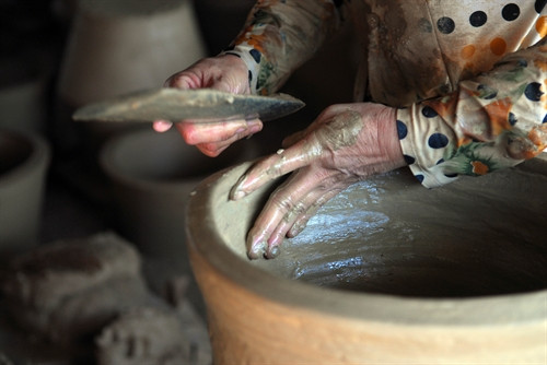 Người thợ làm công đoạn vỗ, công đoạn này rất khó do đất ướt nên sản phẩm thường biến dạng, đòi hỏi người làm phải có kỹ thuật vỗ bằng thanh tre. Người thợ làm công đoạn vỗ, công đoạn này rất khó do đất ướt nên sản phẩm thường biến dạng, đòi hỏi người làm phải có kỹ thuật vỗ bằng thanh tre.