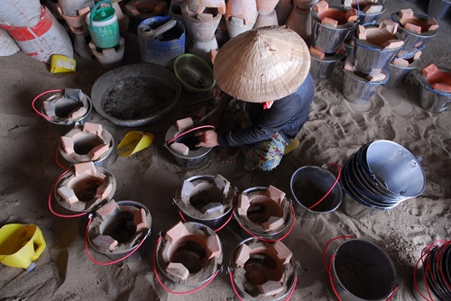 Tại thị trấn Hòn Đất (Kiên Giang) hiện còn hơn 100 gia đình lưu giữ và gắn bó với nghề thủ công truyền thống nắn nồi đất Tại thị trấn Hòn Đất (Kiên Giang) hiện còn hơn 100 gia đình lưu giữ và gắn bó với nghề thủ công truyền thống nắn nồi đất