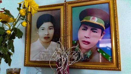 Di ảnh 2 liệt sĩ Pò Hèn trong đám cưới đặc biệt. Ảnh: Trung Nguyên-TTXVN Di ảnh 2 liệt sĩ Pò Hèn trong đám cưới đặc biệt. Ảnh: Trung Nguyên-TTXVN