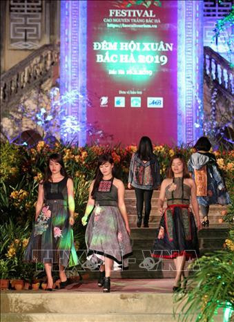 Biểu diễn thời trang tại đêm hội. Ảnh: Quốc Khánh - TTXVN Biểu diễn thời trang tại đêm hội. Ảnh: Quốc Khánh - TTXVN
