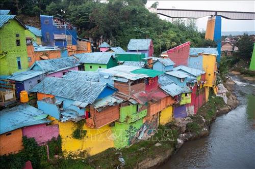 Quang cảnh làng Jodipan ở Malang, Đông Java, Indonesia. Ảnh: THX/ TTXVN Du khách tham quan làng Jodipan ở Malang, Đông Java, Indonesia. Ảnh: THX/ TTXVN Người dân tại làng Jodipan ở Malang, Đông Java, Indonesia. Ảnh: THX/ TTXVN Quang cảnh làng Jodipan ở Malang, Đông Java, Indonesia. Ảnh: THX/ TTXVN Du khách tham quan làng Jodipan ở Malang, Đông Java, Indonesia. Ảnh: THX/ TTXVN Người dân tại làng Jodipan ở Malang, Đông Java, Indonesia. Ảnh: THX/ TTXVN