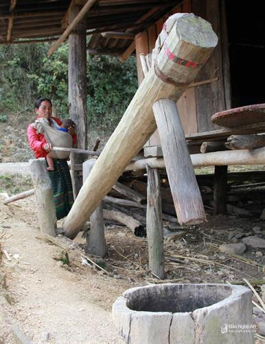 Những chiếc cối giã gạo lớn bằng gỗ vẫn được lưu giữ trong các gia đình vùng cao. Ảnh: Hồ Phương