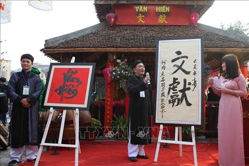 Trình diễn thư pháp trong lễ khai mạc. Ảnh: Thanh Tùng-TTXVN Trình diễn thư pháp trong lễ khai mạc. Ảnh: Thanh Tùng-TTXVN