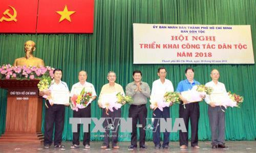 Ông Huỳnh Cách Mạng (giữa) trao Giấy khen của Ủy ban nhân dân Thành phố Hồ Chí Minh cho đại diện Ban quản trị 6 Hội quán có thành tích đóng góp tích cực cho hoạt động từ thiện xã hội chăm lo đồng bào dân tộc Thành phố năm 2017. Ảnh: Xuân Khu – TTXVN Ông Huỳnh Cách Mạng (giữa) trao Giấy khen của Ủy ban nhân dân Thành phố Hồ Chí Minh cho đại diện Ban quản trị 6 Hội quán có thành tích đóng góp tích cực cho hoạt động từ thiện xã hội chăm lo đồng bào dân tộc Thành phố năm 2017. Ảnh: Xuân Khu – TTXVN