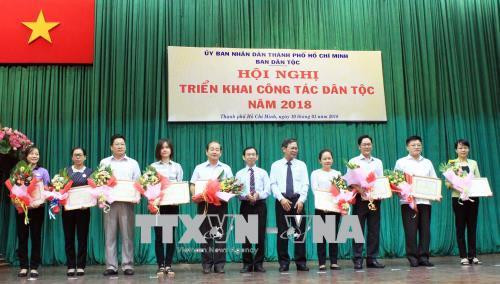 Các tập thể thực hiện xuất sắc nhiệm vụ quản lý nhà nước về công tác dân tộc năm 2017 nhận khen thưởng của Ủy ban nhân dân Thành phố Hồ Chí Minh. Ảnh: Xuân Khu – TTXVN Các tập thể thực hiện xuất sắc nhiệm vụ quản lý nhà nước về công tác dân tộc năm 2017 nhận khen thưởng của Ủy ban nhân dân Thành phố Hồ Chí Minh. Ảnh: Xuân Khu – TTXVN