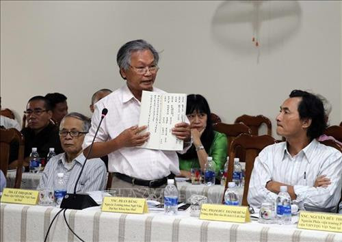 Nhà nghiên cứu Phan Đăng trình bày tham luận tại tọa đàm. Ảnh: Trần Lê Lâm - TTXVN