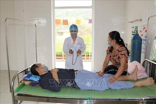 Bác sĩ Bệnh viện Lao và bệnh Phổi Yên Bái thăm khám và điều trị cho bệnh nhân. Ảnh: Đinh Thùy/TTXVN Bác sĩ Bệnh viện Lao và bệnh Phổi Yên Bái thăm khám và điều trị cho bệnh nhân. Ảnh: Đinh Thùy/TTXVN