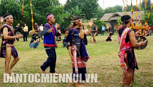 Sau buổi lễ, dân làng cùng nhau uống rượu, nhảy múa. Ảnh: Hoàng Hải